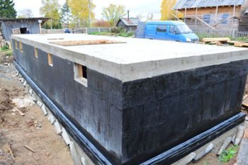 Строительство ленточного фундамента с цоколем в Москве