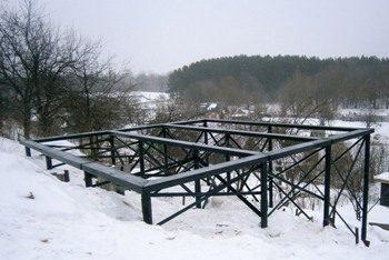 Строительство свайно-винтового фундамента на склоне в Москве