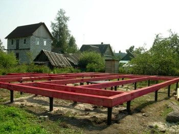 Строительство свайно-винтового фундамента для загородного дома в Москве