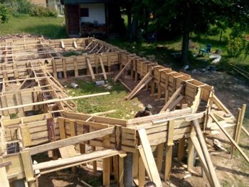 Строительство свайно-ростверкового фундамента для дома из газобетонных блоков в Москве