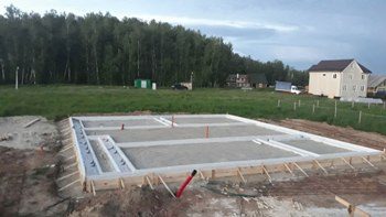 Строительство свайно-ростверкового фундамента с монолитной плитой перекрытия в Москве