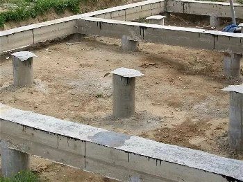 Строительство столбчатого фундамента для каркасного гаража в Москве