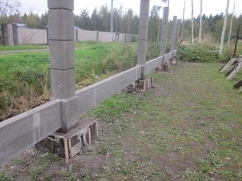 Строительство столбчатого фундамента для забора в Москве