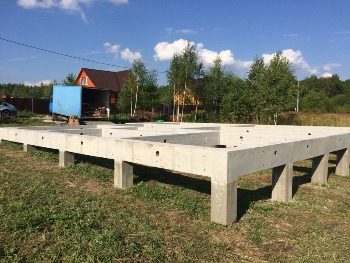 Строительство свайно-ленточного фундамента для дома в Москве