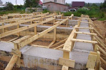 Строительство ленточного фундамента под дом из газобетона в Москве