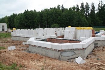 Строительство ленточного фундамента под дом из пеноблоков в Москве