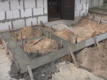 Строительство ленточного фундамента под веранду в Москве