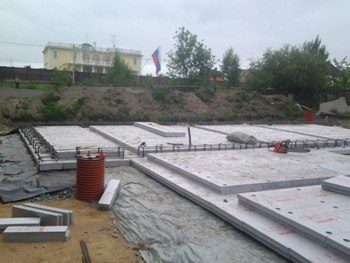 Строительство утепленной шведской плиты (УШП) для дома из бревна в Москве